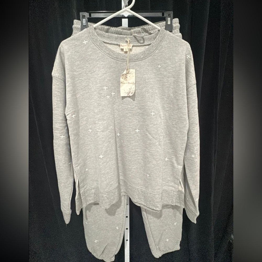 Hem and Thread active loungewear in a light gray with embroidered stars Set.